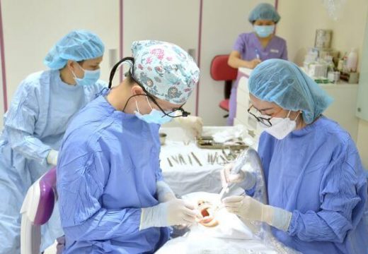 Bệnh nhân cần tuân theo chỉ dẫn của bác sĩ để quá trình cấy ghép Implant diễn ra suôn sẻ.